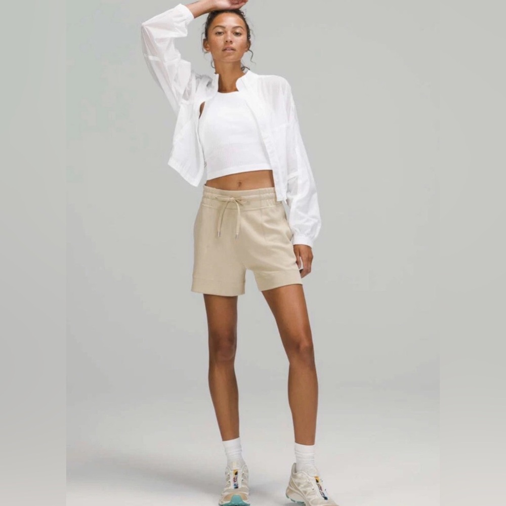 Lululemon Soft Ambitions Hi Rise Shorts in Trench 4” size 8